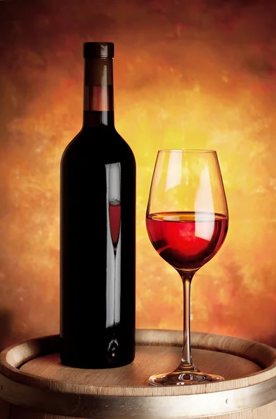 Glas rött vin och flaska — Stockfoto