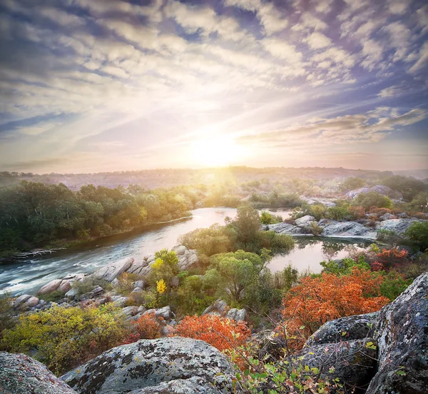 Paisaje con un río de montaña que fluye entre las rocas —  Fotos de Stock