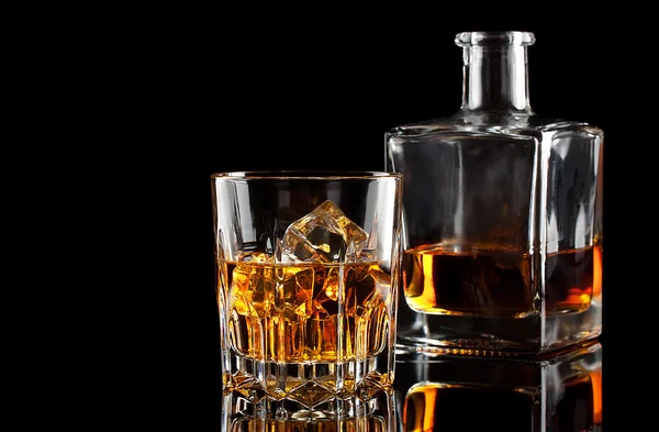 Sklenici whisky s ledem a čtvercové karafy — Stock fotografie