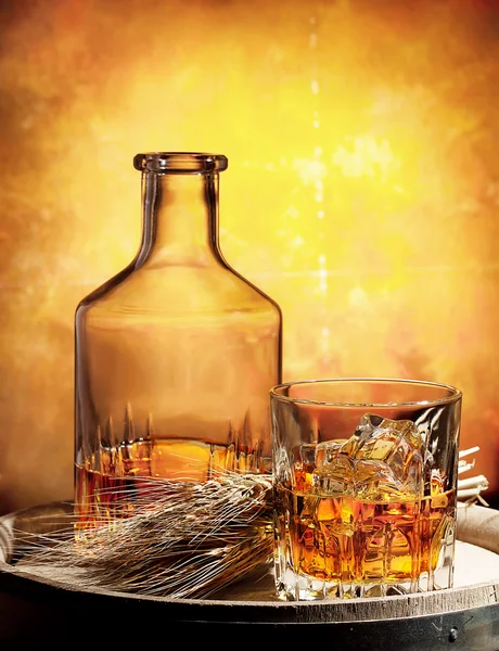 Sklenice whisky karafu a uši pšenice — Stock fotografie