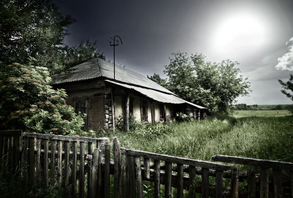 Velha misteriosa casa abandonada — Fotografia de Stock