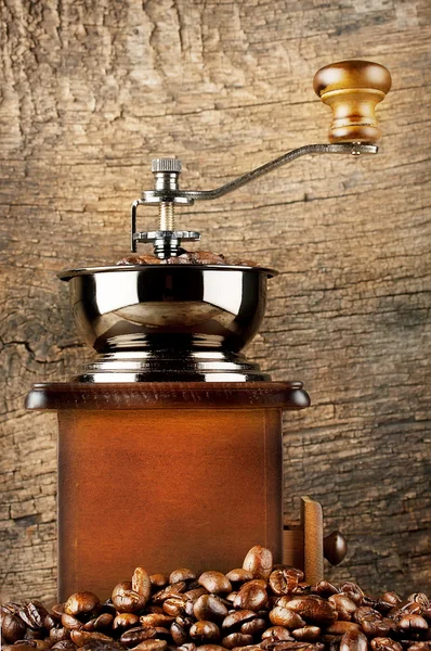 Moulin à café en bois avec grains de café torréfiés — Photo