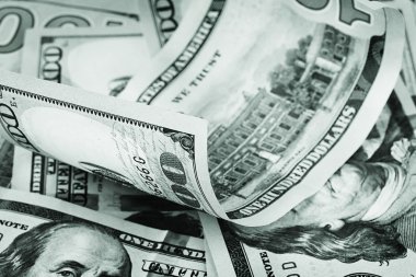 Yüz dolarlık banknotlar ve bir bükülmüş üst arka