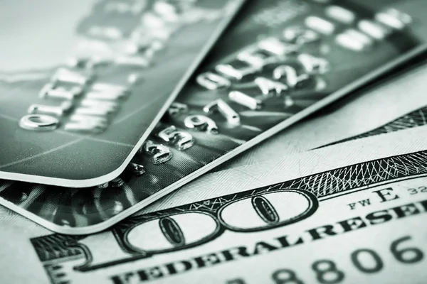 Antecedentes de notas de cem dólares e cartões de crédito — Fotografia de Stock