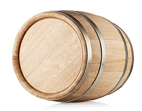 Деревянная бочка лежит на боку
