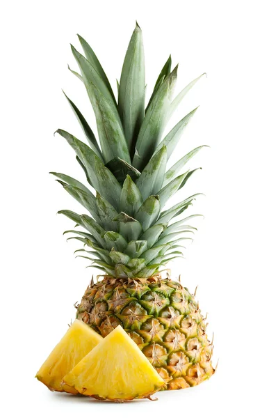 Halve ananas met verlaat en stukken gesneden — Stockfoto