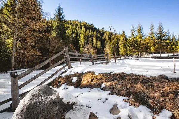 Valla de madera en un campo cubierto de nieve —  Fotos de Stock