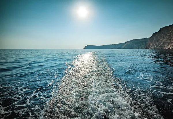 Zeewater met een spoor van het schip — Stockfoto