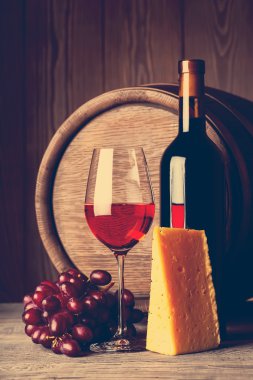 Şişe ve kadeh kırmızı şarap peyniri ile