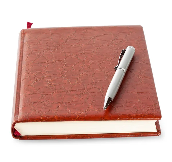 Dagboek in bruin lederen cover met zilveren pen — Stockfoto