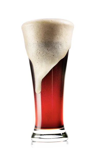 Высокий стакан тёмного пива с пеной — стоковое фото