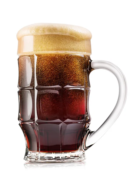 Taza facetada de cerveza oscura —  Fotos de Stock