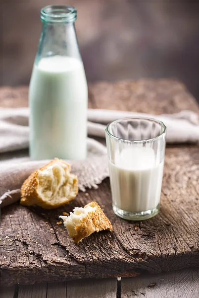 Μπουκάλι και ποτήρι γάλα με φέτες ψωμί — Φωτογραφία Αρχείου