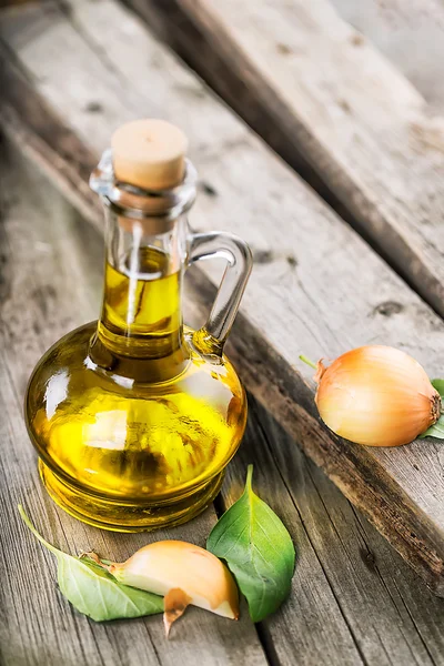 Dekanter Sonnenblumenöl mit Zwiebelscheiben — Stockfoto