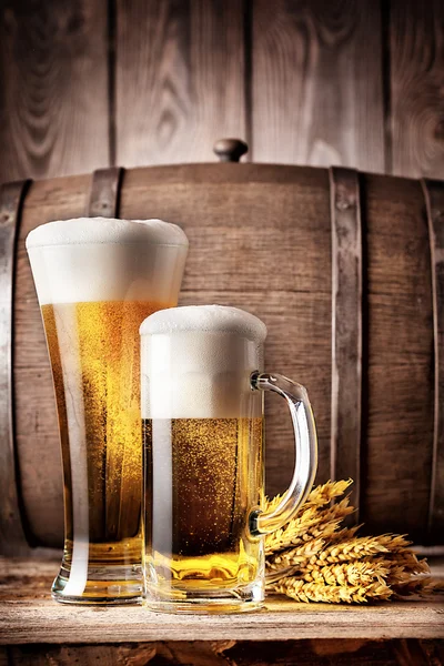 Tall glass and a mug of light beer — Stock Photo, Image