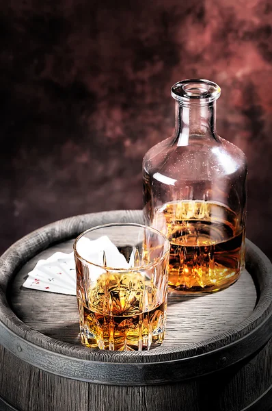 Sklo pro vitráže a zaprášené karafy brandy — Stock fotografie