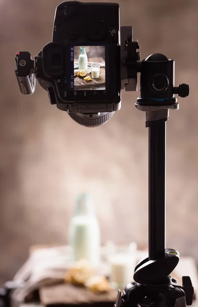 Photographier la nature morte avec une bouteille de lait Images De Stock Libres De Droits