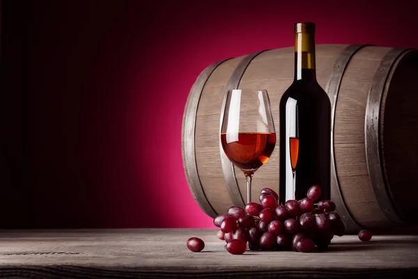 ボトルとブドウの赤ワインのガラス — ストック写真