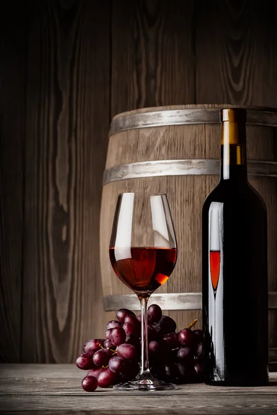 Verre de vin rouge avec bouteille et fût debout — Photo