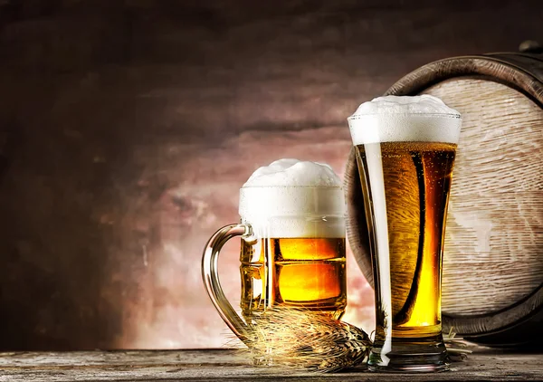 Mug and a glass of light beer — Stock Photo, Image