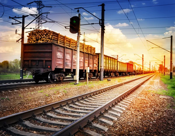 Ferrocarril con tren de mercancías retrocediendo a la distancia — Foto de Stock