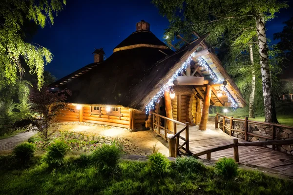 Casa de madeira de conto de fadas luzes iluminadas — Fotografia de Stock