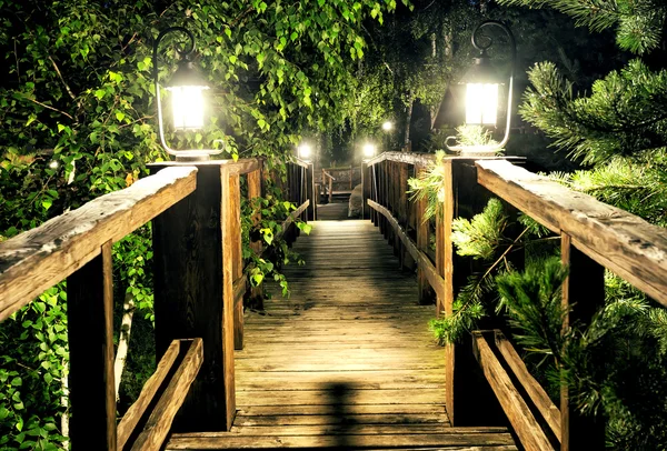 Ponte de madeira iluminada lanternas — Fotografia de Stock