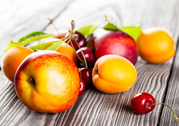 Vruchten op de houten tafel — Stockfoto