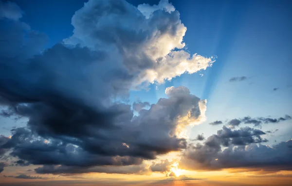 Драматичне небо з захоплюючим сонцем — стокове фото