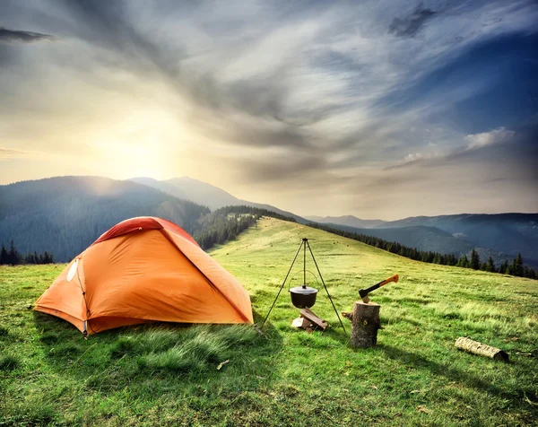 Tent op de heuvel onder de bergen — Stockfoto