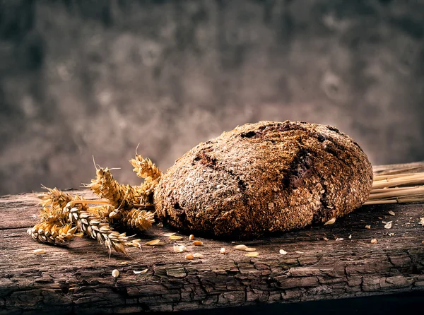 Pane nero testurizzato con spighe — Foto Stock