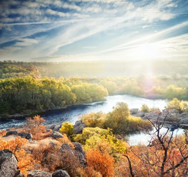 Bir dağ nehri ile sonbahar manzarası