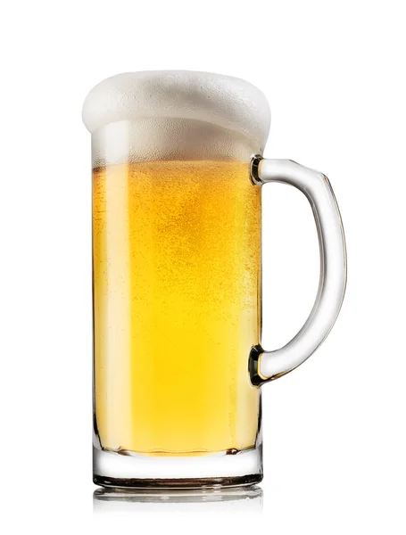 マグカップで泡と光のビール — ストック写真