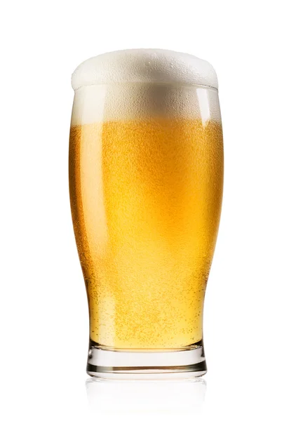泡で軽めのビールをグラスに注いだ — ストック写真