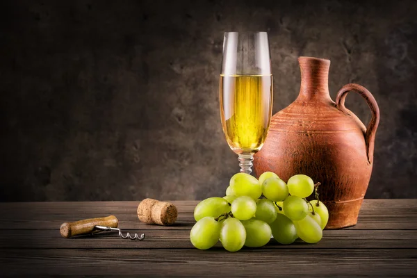 화이트 와인, 투 수와 포도의 유리 — 스톡 사진