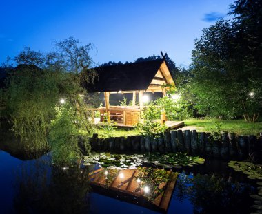 Ahşap çardak fenerler göl üzerinde yaktı.