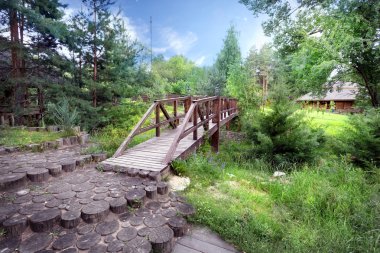 uçurumun üzerinde ahşap köprü