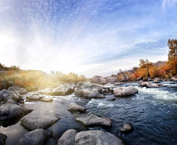 Rapides rocheux sur la rivière montagne profonde — Photo