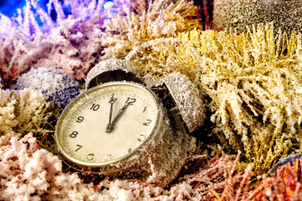 Zasněžený vánoční Zátiší s hodinami — Stock fotografie