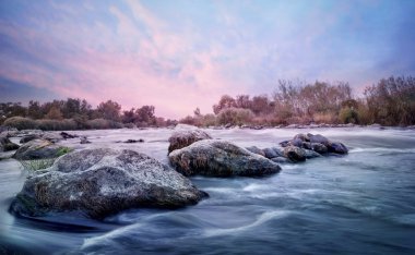 Dağ nehir taşları hattı