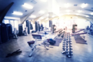 Egzersiz donanımları ile spor parçası