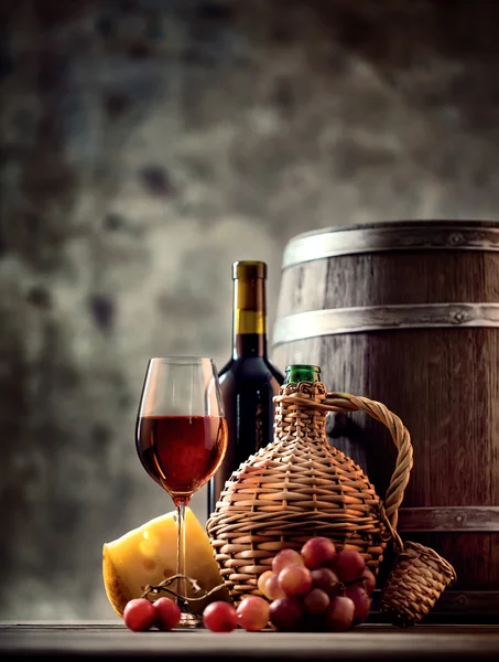 Copo, garrafa, garrafa de vinho e barril — Fotografia de Stock