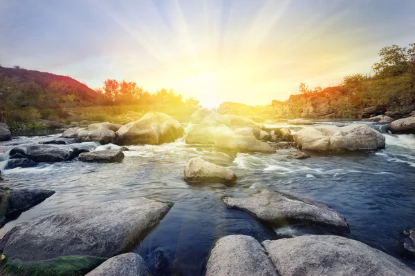 Rollschneller Gebirgsfluss — Stockfoto