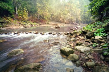 İyi hızlı dağ Nehri üzerinde rulo