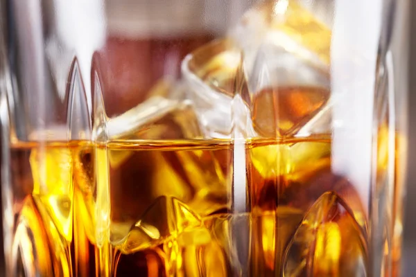 Detalj av en whiskey glas med is — Stockfoto