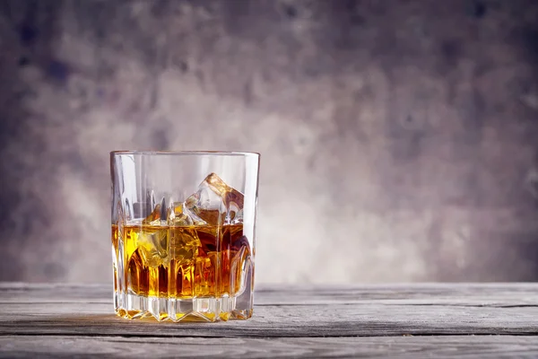 Facettiertes Glas Whisky mit Eiswürfeln — Stockfoto