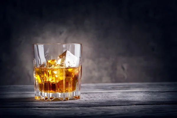 Sklo pro vitráže whisky s ledem — Stock fotografie