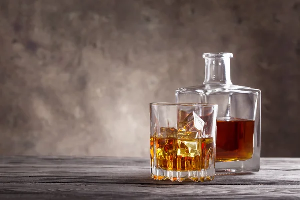 Square decanter and glass of whiskey — Stock Photo, Image