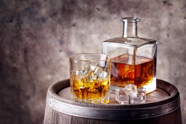 Whisky med is på trä fat — Stockfoto