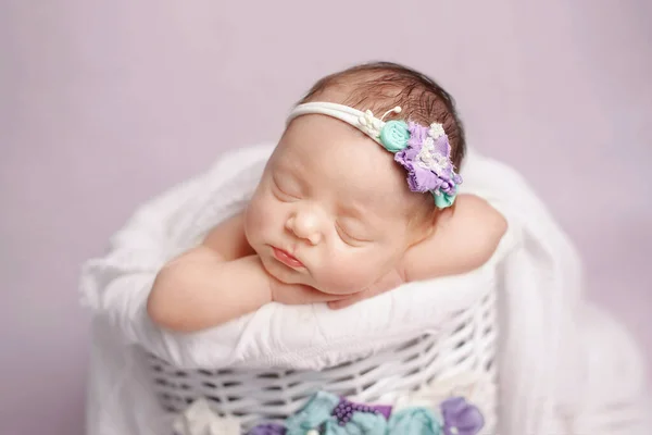 Ragazza Appena Nata Uno Sfondo Viola Servizio Fotografico Neonato Ritratto — Foto Stock